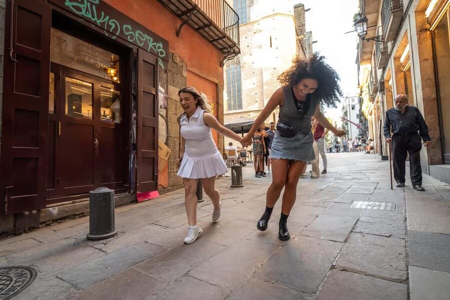 Barcelona: Guided Walking Tour - Walking the Gothic Quarter with a guide who actually talks