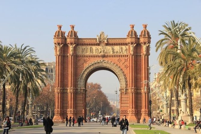 Barcelona Half-Day Sightseeing Private Tour - Stop 2: Sagrada Familia, and why timing is everything