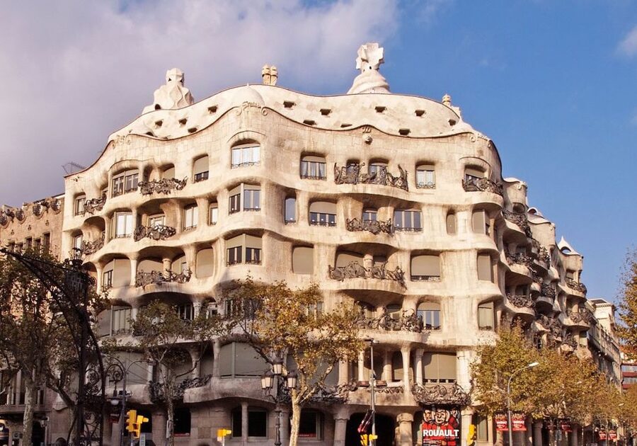 Barcelona: Helicopter Flight, Boat Ride, and Walking Tour - The black cab transfer: a short, practical jump toward the harbor