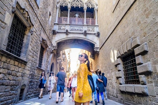 Barcelona Helicopter, Sailboat & Old Town Private Walking Tour - The walk begins at Roger de Llúria: a quick start, not a long lecture