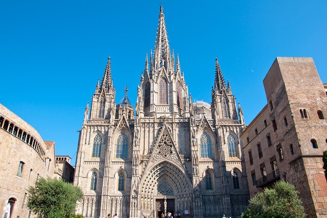 Barcelona Highlights Guided Tour with Monjuic Cable Car - The panoramic bus ride: city overview plus Gaudí sights on Passeig de Gràcia
