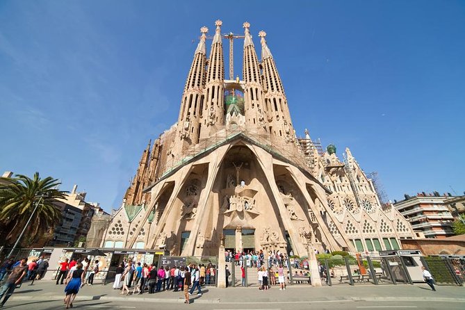 Barcelona Highlights & Montserrat with Port or Hotel Pick Up - Port Olímpic and Plaza de España: A Quick Coastal Break