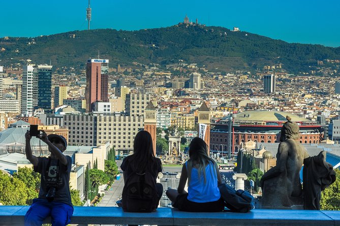 Barcelona Highlights & Sagrada Familia Tour: Priority Access - Guides and group size: small-group energy makes a difference