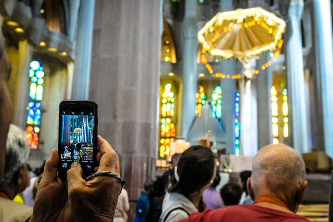 Barcelona Highlights & Sagrada Familia Tour: Priority Access - Pace, comfort, and what to wear for a smooth day