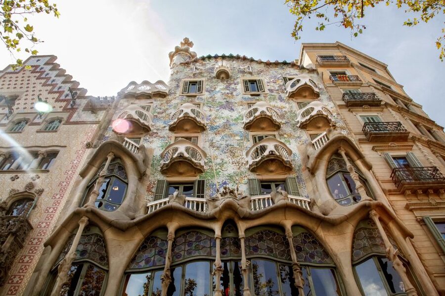 Barcelona Historical 3-Hour Bike Tour - Sagrada Familia, Casa Mila, Casa Batlló: your Gaudi hour-plus