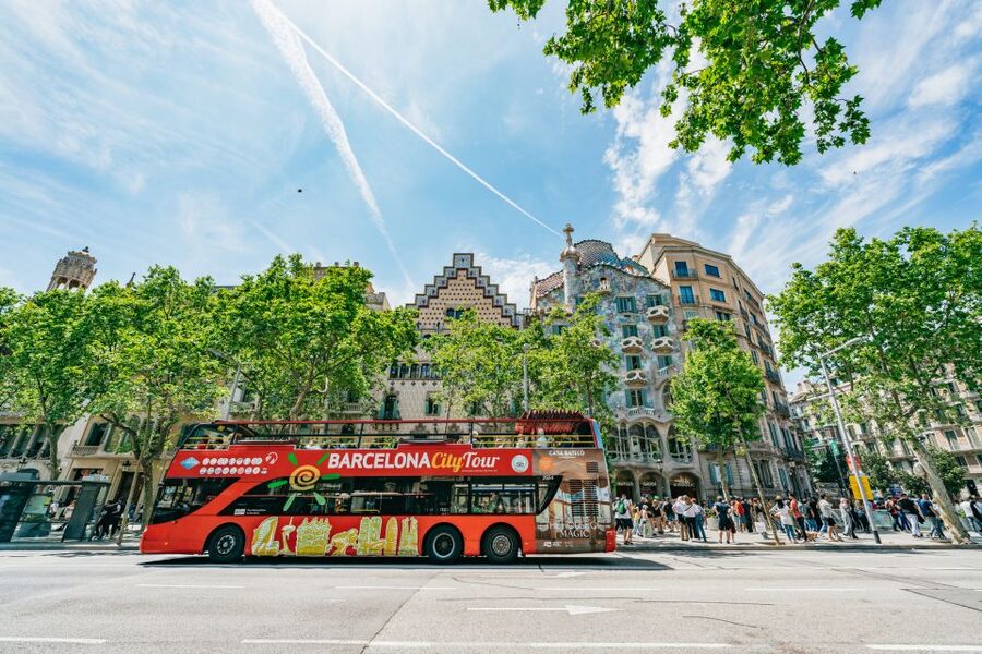 Barcelona Hop-On Hop-Off Bus and FC Barcelona Immersive Tour - Using the 16-language audio guide (and why headphones matter)