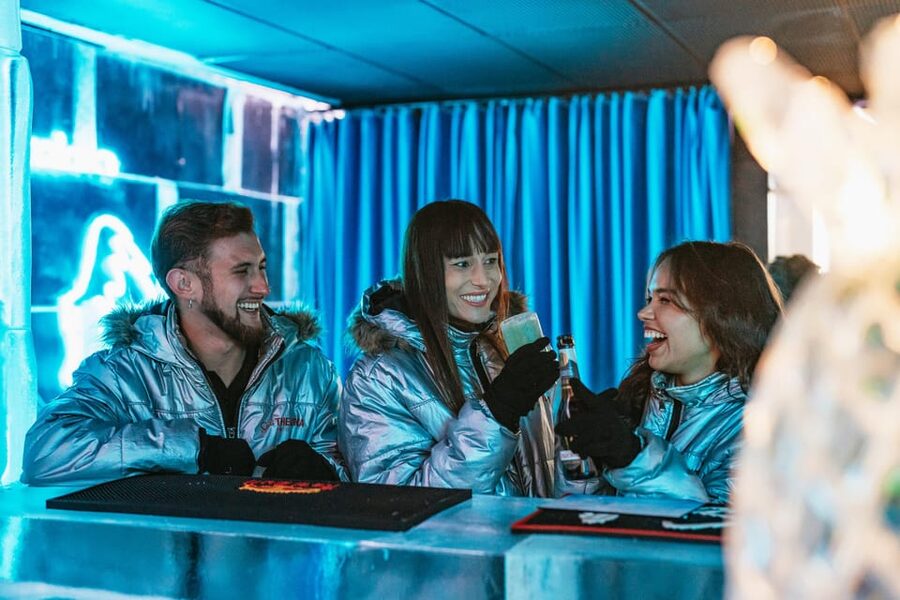 Barcelona: Icebar experience, located at the beach !! - A realistic 45-minute flow, from entry to terrace sunset