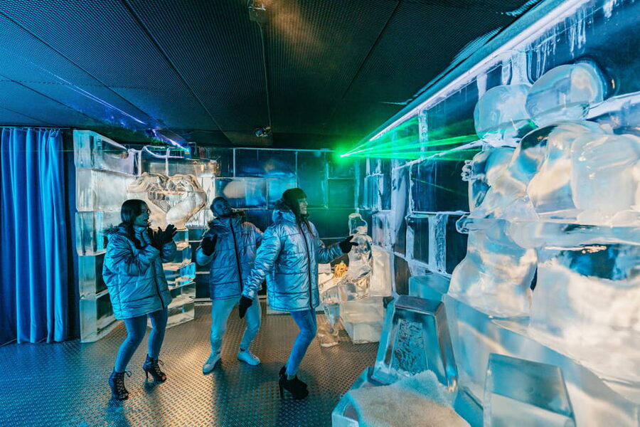 Barcelona: Icebar experience, located at the beach !! - Inside the -5°C ice room: what comfort looks like
