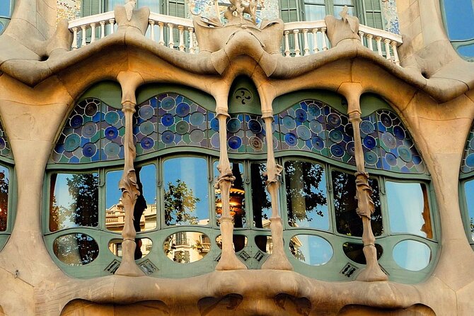 Barcelona in 1 Day: Sagrada Familia, Park Guell,Old Town & Pickup - Hotel pickup to Montjuïc: start with the city overview