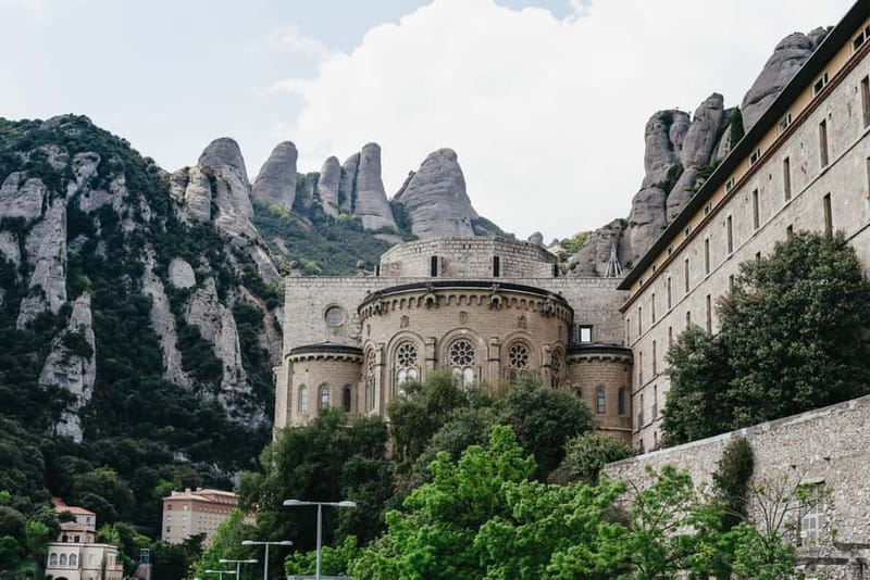 Barcelona: Montserrat and Winery Tour with Tapas or Lunch - The 10th-century winery and castle: wine tasting with a real setting