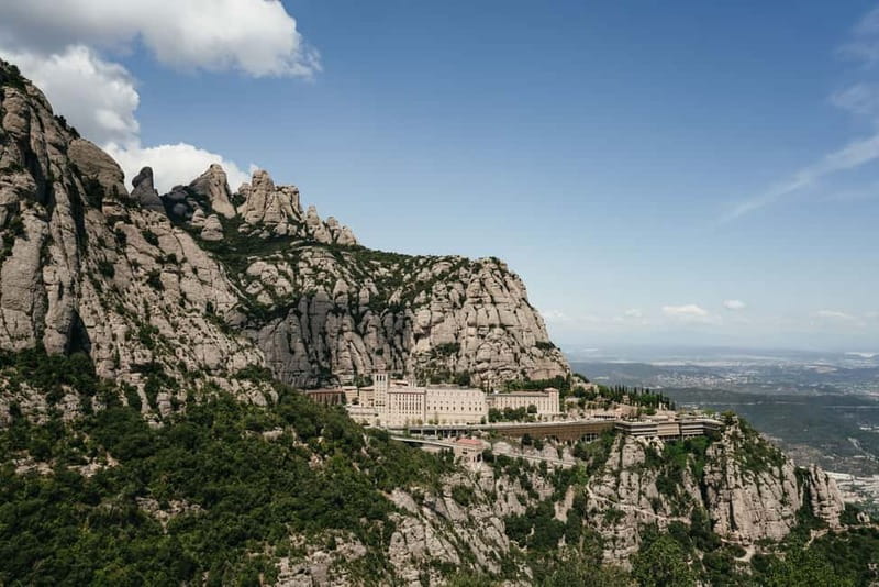 Barcelona: Montserrat and Winery Tour with Tapas or Lunch - Tapas lunch or multi-course lunch: what changes by time slot