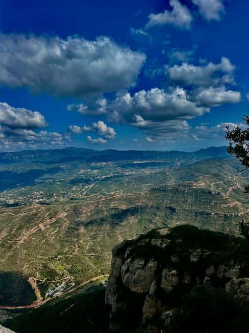 Barcelona: Montserrat Tour with Transport & Basilica Option - Bus comfort and guide help: the human part that drives the day