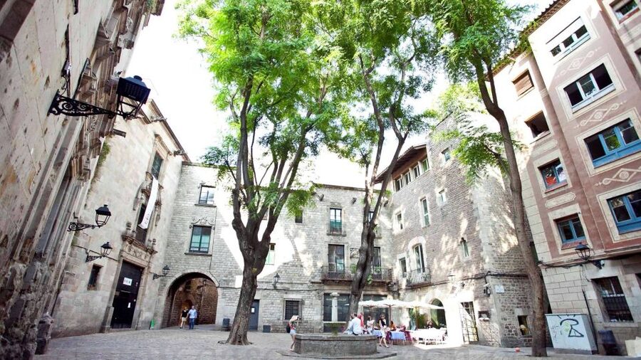 Barcelona: Old Town and Gothic Quarter Walking Tour - Barcelona Cathedral and Santa Maria del Mar: Catalan Gothic with real engineering clues