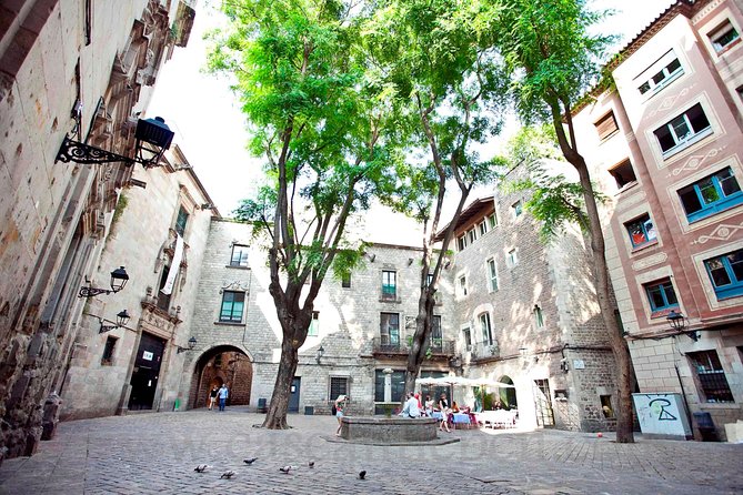 Barcelona Old Town & Gothic Quarter Small Group Tour - Mercat de la Boqueria: a quick sensory hit with optional snacks
