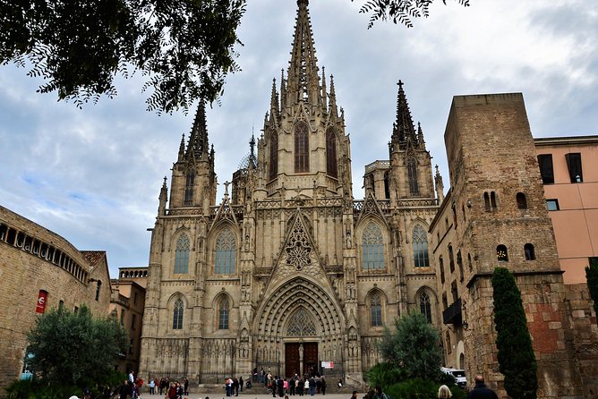 Barcelona Old Town & Gothic Quarter Small Group Tour - Plaça Reial: where the details turn into a story