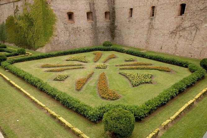 Barcelona: Old Town, Montjuic Castle, Cable Car Small Group Tour - Key highlights to look forward to