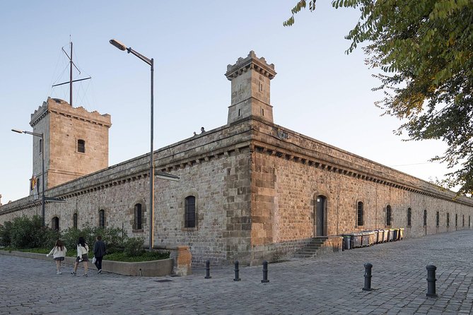 Barcelona: Old Town, Montjuic Castle, Cable Car Small Group Tour - Parc de Montjuïc and the 360-degree payoff