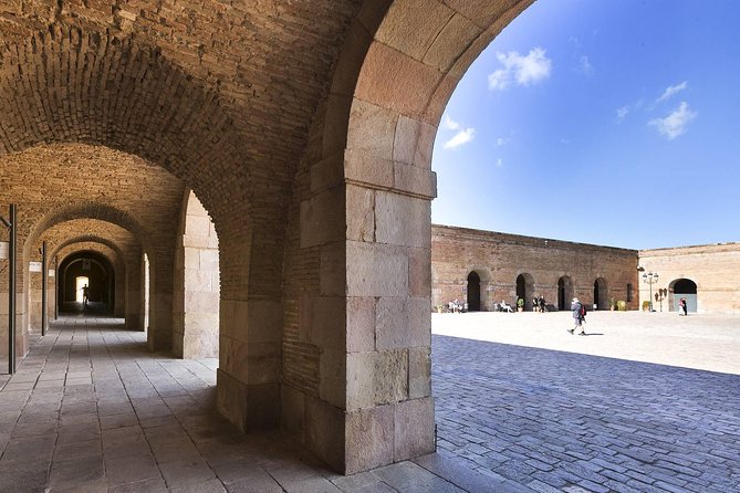 Barcelona: Old Town, Montjuic Castle, Cable Car Small Group Tour - The ride back toward El Poble-sec, and how to turn it into dinner