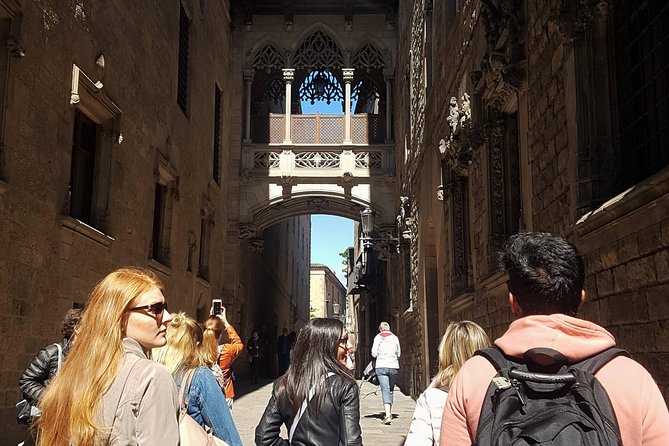 Barcelona Old Town Night Small Group Tour with Tapas & Flamenco - Timing, group size, and how the pacing works