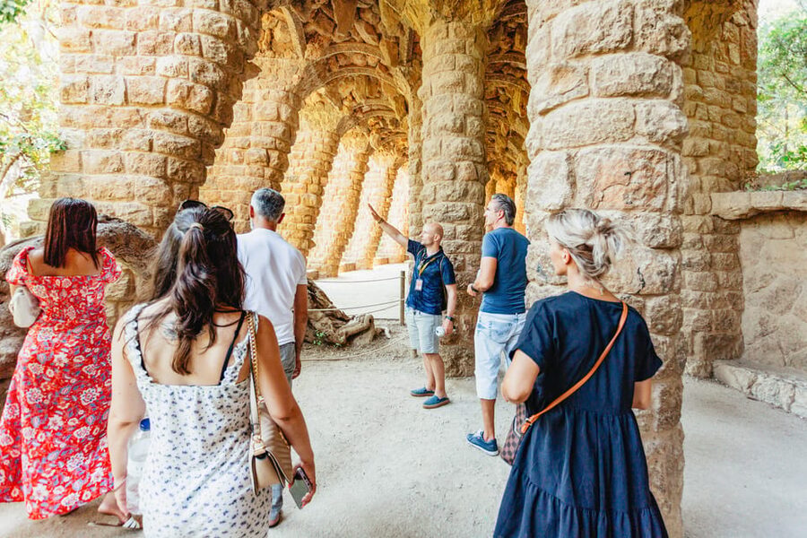 Barcelona: Park Güell Guided Tour & Priority Access - Entering the Monumental Zone: architecture meets nature