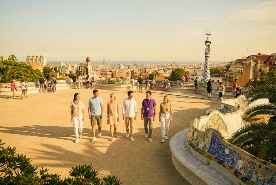 Barcelona: Park Güell Guided Tour with Fast-Track Ticket - Languages, audio headsets, and how to make the most of the guide