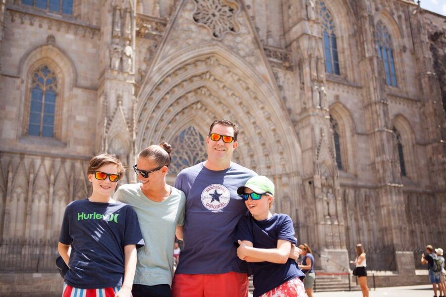 Barcelona: Photoshoot Tour Old Town - How many photos you get, and what retouching really means