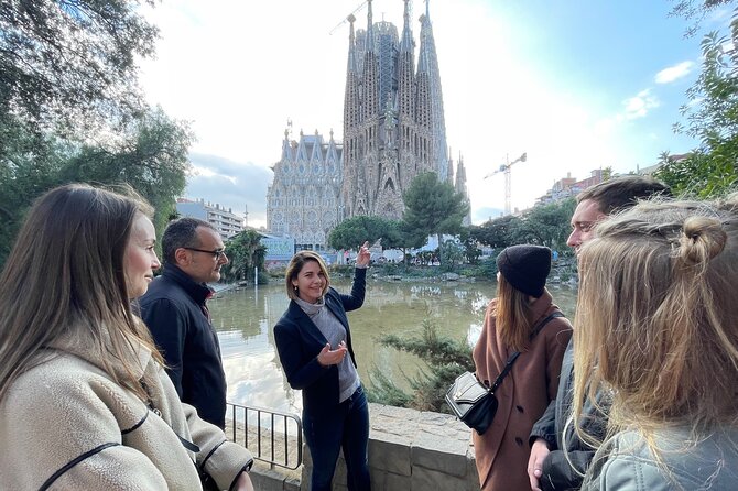 Barcelona Sagrada Familia and Guell Park drink and tapa - Two Gaudí stops, one smooth 4-hour plan