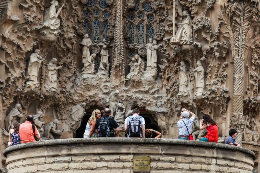 Barcelona: Sagrada Familia and Park Guell Combo Guided Tour - Park Güell on Carmel Hill: Trencadís, the Lizard, and City Views