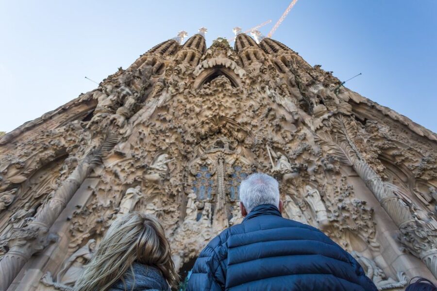 Barcelona: Sagrada Familia and Park Guell Combo Guided Tour - Getting Between Park Güell and Sagrada Família: Public Transport vs Taxi