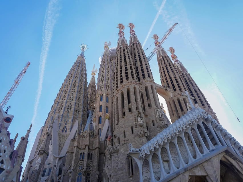 Barcelona: Sagrada Familia and Park Güell Tour - The best kind of free time: 30 minutes to wander with your new eyes