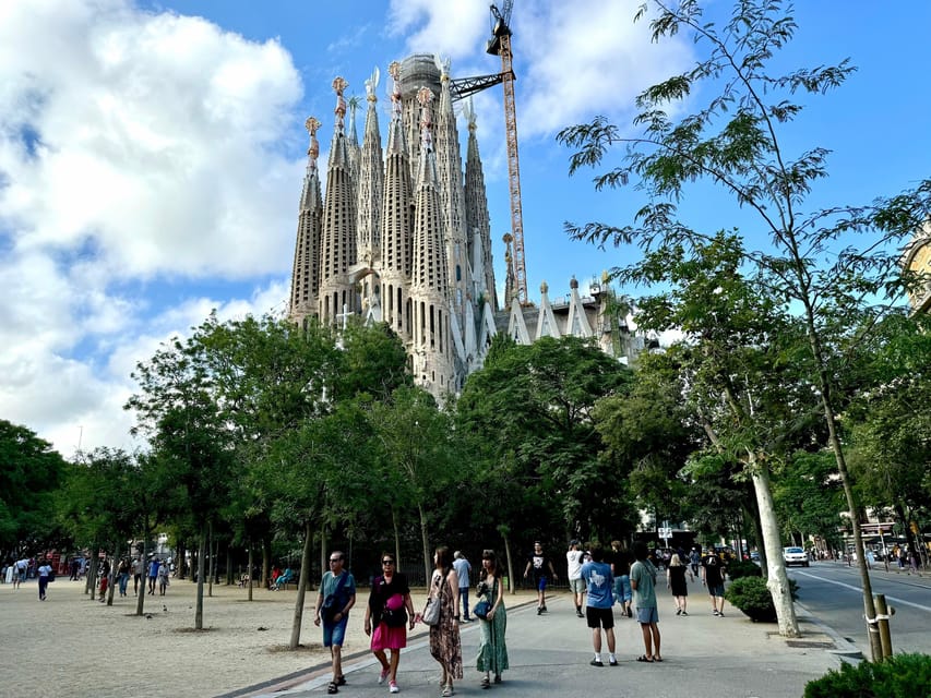 Barcelona: Sagrada Familia Entry Ticket and Guided Tour - Key things you’ll notice on this Sagrada Familia tour