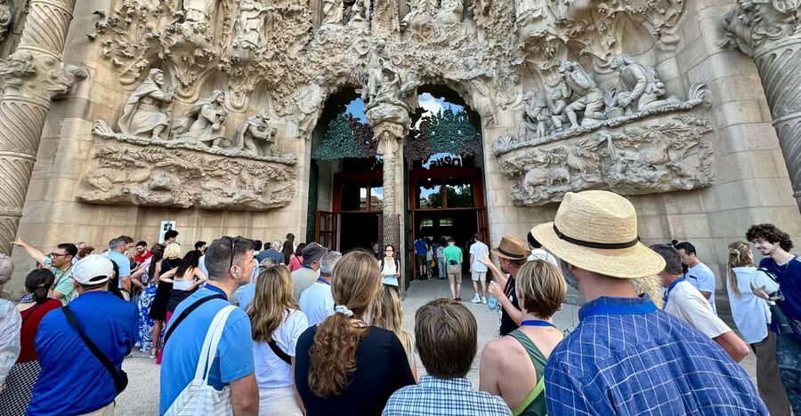 Barcelona: Sagrada Familia Entry Ticket and Guided Tour - Who This Tour Suits, And Who Might Skip A Guided Visit