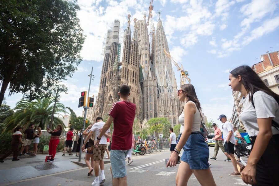 Barcelona: Sagrada Familia Fast Track Guided Tour - What the 75-minute guided walkthrough actually covers