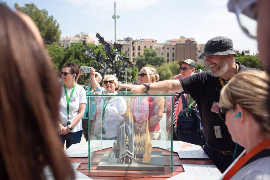 Barcelona: Sagrada Familia Fast Track Guided Tour - Dress code, rules, and the stuff that can derail your entry