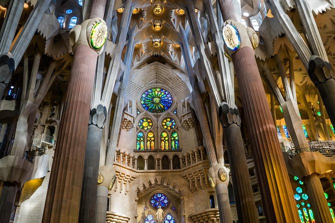 Barcelona: Sagrada Familia Fast Track Tour with Tower Option - Meeting point and tour rhythm at the basilica