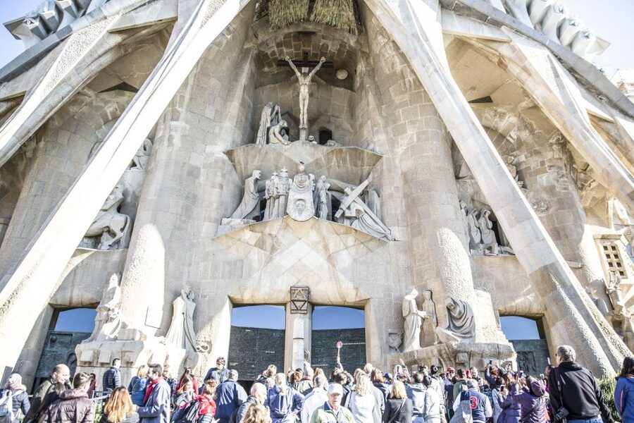 Barcelona: Sagrada Familia Guided Tour with Tower Access - Why this Sagrada Familia tour saves you time