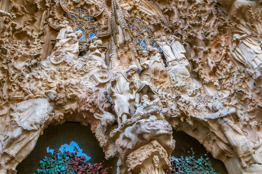 Barcelona: Sagrada Familia Guided Tour with Tower Access - Towers by elevator: the views are worth planning, and stairs are real