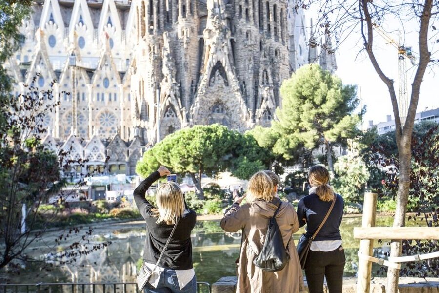 Barcelona: Sagrada Familia Guided Tour with Tower Access - Price and value: why $85 can be fair, if you care about time and meaning