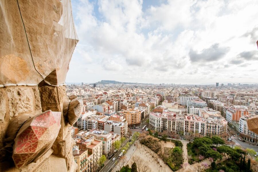 Barcelona: Sagrada Familia Guided Tour with Tower Access - Language, group flow, and what to expect from the headset experience