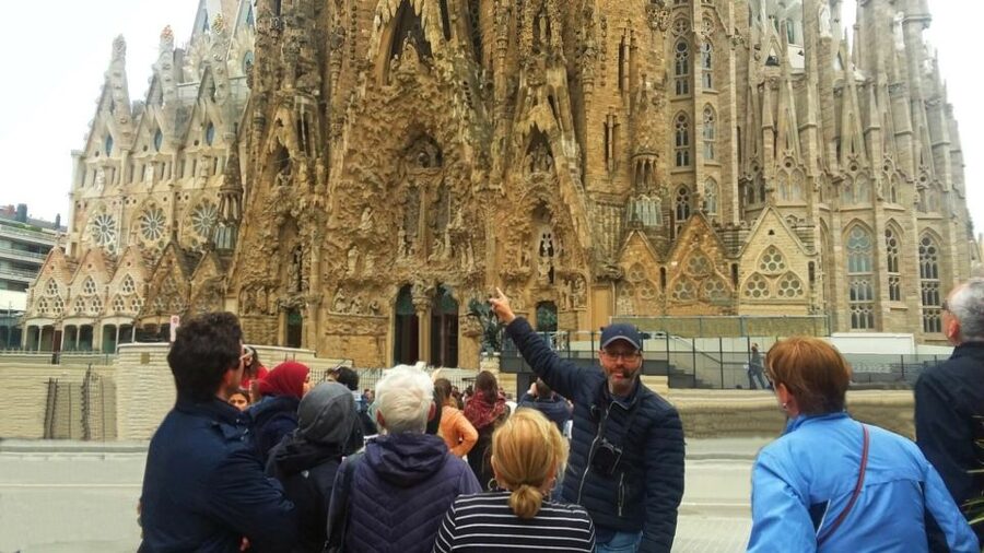 Barcelona & Sagrada Familia Half-Day Tour with Hotel Pickup - Passeig de Gràcia and Eixample: Modernist beauty in motion