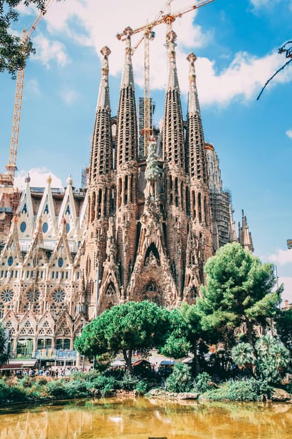Barcelona: Sagrada Familia, Modernism, and Old Town Tour - Plaça de Catalunya to Las Ramblas, Learning the City’s Flow