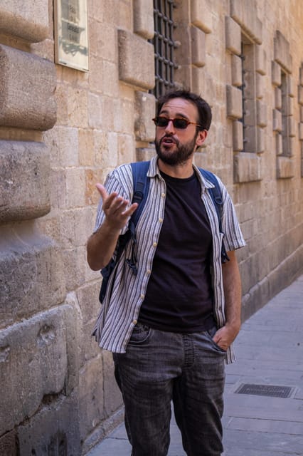 Barcelona: Sagrada Familia, Modernism, and Old Town Tour - Squares, Roman Roots, and the Kiss Mural in El Barri Gòtic