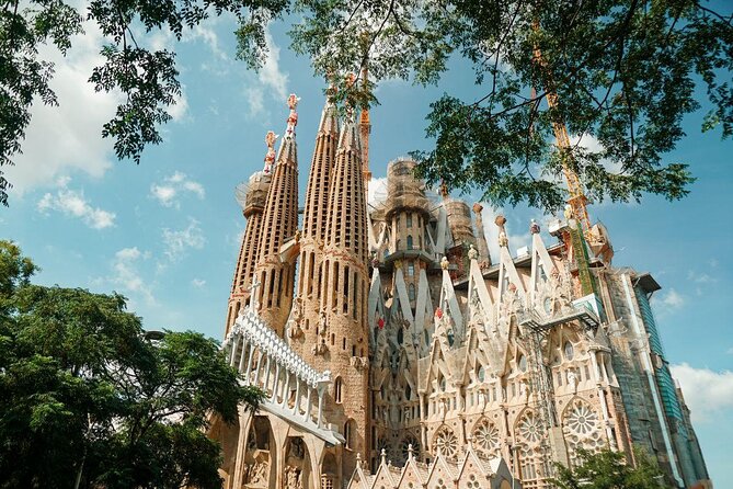 Barcelona: Sagrada Familia & Park Guell Guided Tour + Transfer - Quick hits before you go