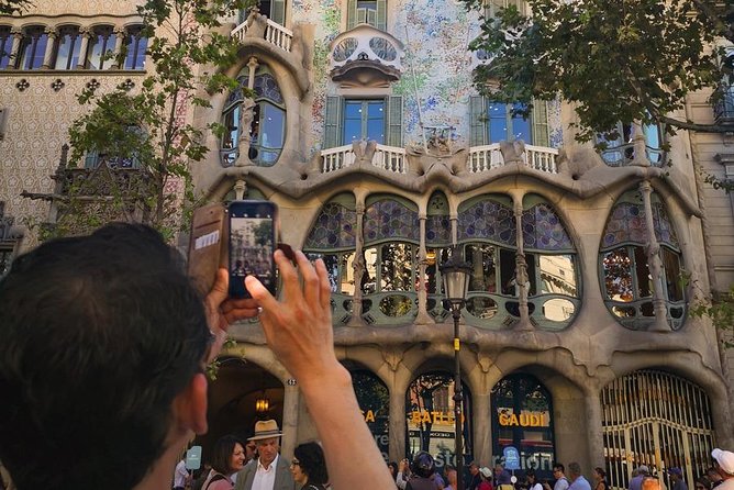 Barcelona: Sagrada Familia, Park Guell & Tapas Private Tour - Tapas Lunch at Rambla Catalunya, Plus Veggie-Friendly Details