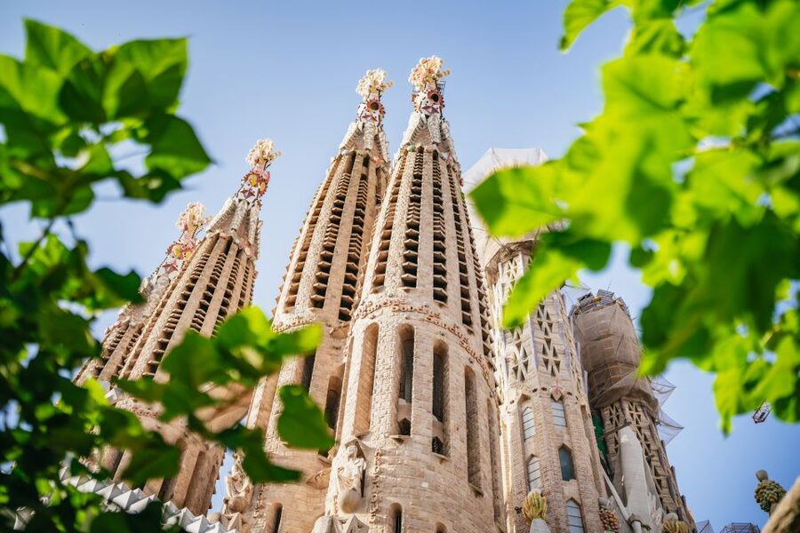 Barcelona: Sagrada Familia Skip-the-Line Entry Ticket & Tour - First impression: how the guide sets the scene outside
