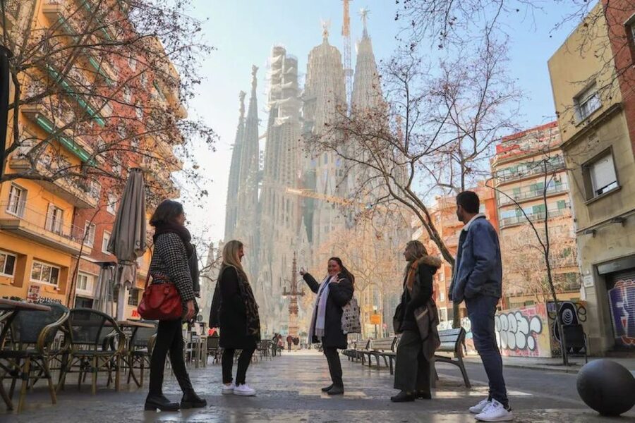 Barcelona: Sagrada Familia Skip The Line Insider Guided Tour - Photo moments without losing the tour rhythm