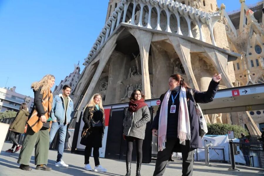 Barcelona: Sagrada Familia Skip The Line Insider Guided Tour - Priority access: what it does and what it cannot control