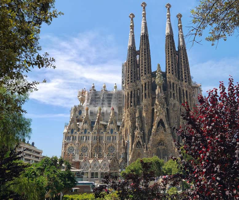 Barcelona: Sagrada Familia Skip-the-line Tour with Guide - Key highlights at a glance
