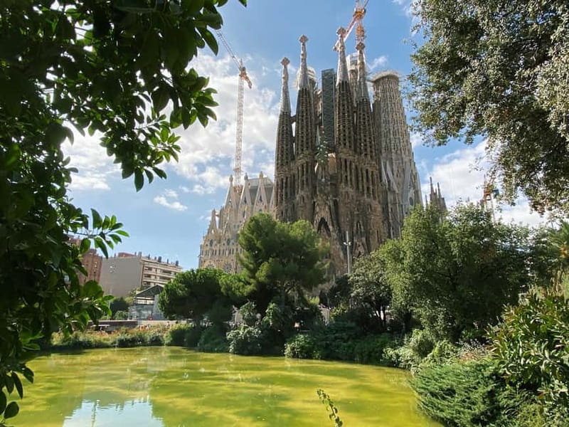 Barcelona: Sagrada Familia Skip-the-line Tour with Guide - Entering with fast-track: the real-world flow