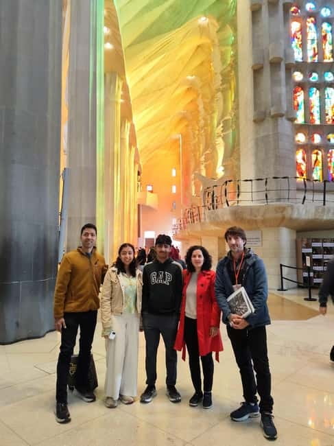 Barcelona: Sagrada Familia Skip-the-line Tour with Guide - Meeting point and start: what to watch for
